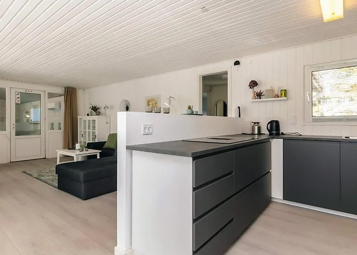 4 Star In Vaeggerlose Feriehus Bøtø By