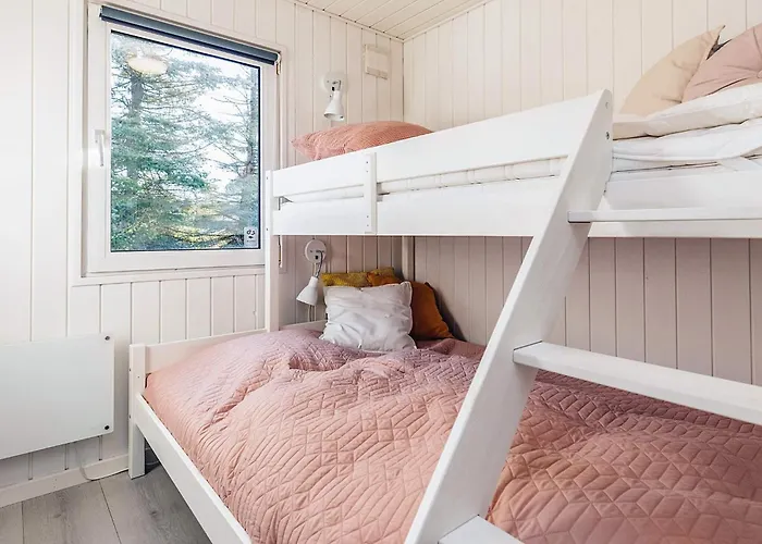 4 Star In Vaeggerlose Feriehus Bøtø By
