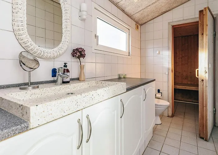 4 Star In Vaeggerlose Feriehus Bøtø By